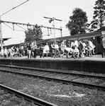824743 Afbeelding van de zomerdrukte met reizigers op het perron van het N.S.-station Valkenburg, na aankomst van de ...